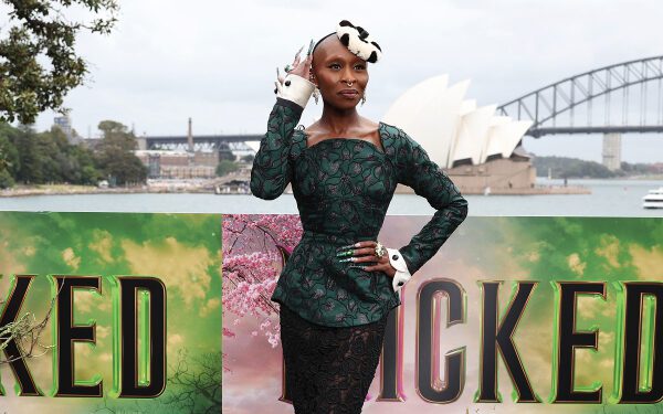 Посмотрите, как Мисти Коупленд танцует под завораживающее живое исполнение песни «No Good Deed» Синтии Эриво из фильма «Wicked: For Good»