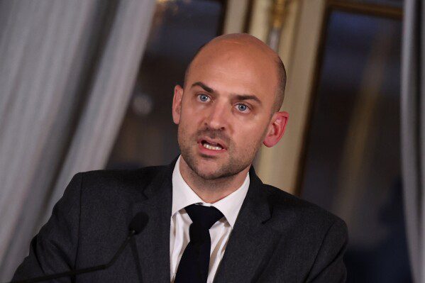 Восковая фигура Дианы в «платье мести» представлена в Париже спустя десятилетия после ее смерти в городе.