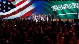 Почему самый богатый человек в мире и генеральный директор самой дорогой компании встретились с официальными лицами Саудовской Аравии