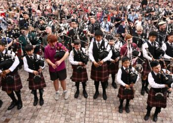 Женщины, разъезжающие по улицам Тегерана на мотоциклах, — последний признак перемен в иранском обществе. Женщины, разъезжающие по улицам Тегерана на мотоциклах, — последний признак перемен в иранском обществе.