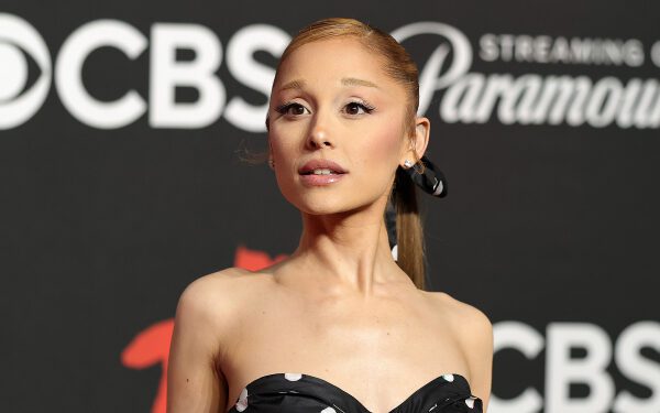 Хотите? Получите: хиты Арианы Гранде превращаются в колыбельные на новом альбоме «Rockabye Baby!» — и вы можете услышать «7 Rings» первыми