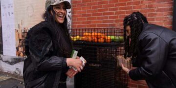 Тюлень вваливается в бар. Бармен говорит: «Берите лосося!»