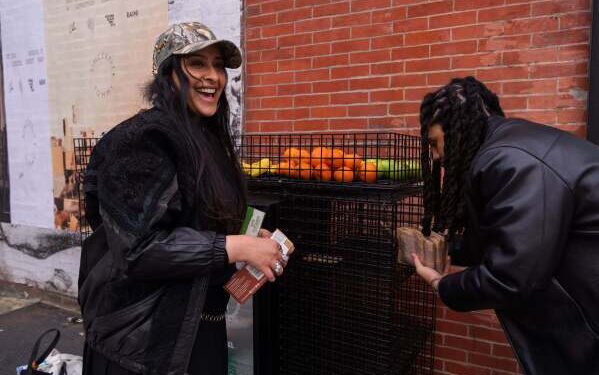 Тюлень вваливается в бар. Бармен говорит: «Берите лосося!»
