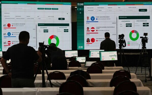 Иран заявил, что второй рейс депортированных иранских беженцев, на борту которого находились 55 человек, покинул США. Иран заявил, что второй рейс депортированных иранских беженцев, на борту которого находились 55 человек, покинул США.