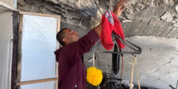 Промокшая палатка или разрушенные бомбардировками руины: этой зимой жителям Газы предстоит сделать мрачный выбор.