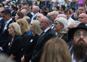 На акции памяти на пляже Бонди Альбанезе освистали, а Миннса похвалили.