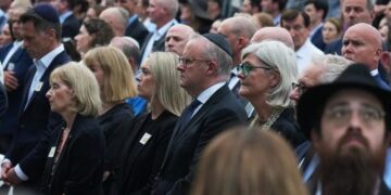 На акции памяти на пляже Бонди Альбанезе освистали, а Миннса похвалили.