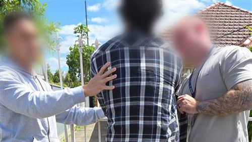 Группа предполагаемых наемных убийц арестована после того, как полиция остановила такси в западной части Сиднея.