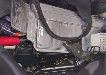 Группа предполагаемых наемных убийц арестована после того, как полиция остановила такси в западной части Сиднея. Группа предполагаемых наемных убийц арестована после того, как полиция остановила такси в западной части Сиднея.