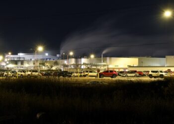 Американская мечта под угрозой: что происходит с небольшим городком в Небраске, когда 3200 рабочих теряют работу?