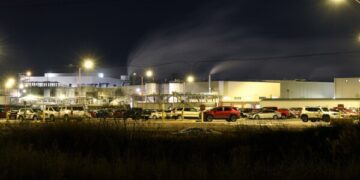 Американская мечта под угрозой: что происходит с небольшим городком в Небраске, когда 3200 рабочих теряют работу?