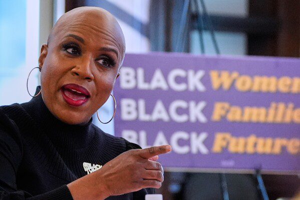 Профессор Массачусетского технологического института был застрелен у себя дома, полиция начала расследование убийства.