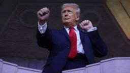 Ежегодный джазовый концерт в канун Рождества отменен после того, как на здании Кеннеди-центра появилось имя Трампа.