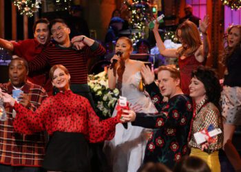 Ариана Гранде спародировала песню Мэрайи Кэри «All I Want for Christmas Is You» в монологе на «SNL»: смотрите видео.