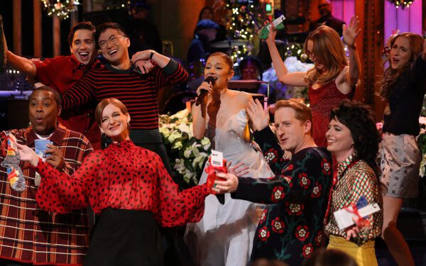 Ариана Гранде спародировала песню Мэрайи Кэри «All I Want for Christmas Is You» в монологе на «SNL»: смотрите видео.