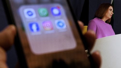 Сегодня австралийских детей официально выгнали из социальных сетей. Что теперь? Сегодня австралийских детей официально выгнали из социальных сетей. Что теперь?