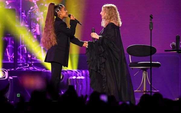 Барбра Стрейзанд похвалила Ариану Гранде за рождественский выпуск «SNL»: «Я очень горжусь тобой».