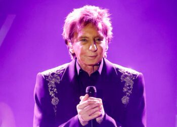 Барри Манилоу сообщил об обнаружении «ракового пятна» в легком и отложил январские концерты.