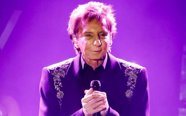 Барри Манилоу сообщил об обнаружении «ракового пятна» в легком и отложил январские концерты.