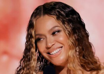 По версии журнала Forbes, Бейонсе стала пятой музыканткой-миллиардершей. По версии журнала Forbes, Бейонсе стала пятой музыканткой-миллиардершей.