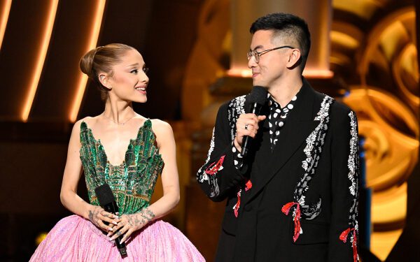 Боуэн Янг рассказал, чему Ариана Гранде научила его «преодолеть трудности» во время съемок фильма «Злая ведьма». Боуэн Янг рассказал, чему Ариана Гранде научила его «преодолеть трудности» во время съемок фильма «Злая ведьма».