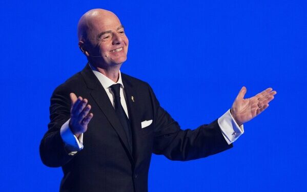 Бразильский кардинал приказал популярному католическому священнику прекратить общение в интернете после нападок со стороны правых экстремистов.