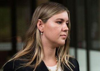 Бриттани Хиггинс разорена бывшим сенатором от Либеральной партии после проигрыша в деле о клевете. Бриттани Хиггинс разорена бывшим сенатором от Либеральной партии после проигрыша в деле о клевете.