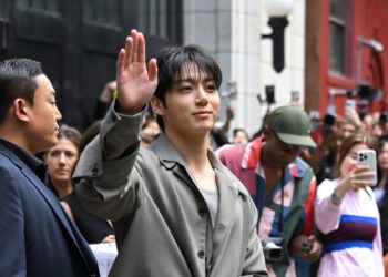 Чонгук из BTS подражает Нэту Кинг Коулу в кавере на «Рождественскую песню», который получился невероятно мягким.