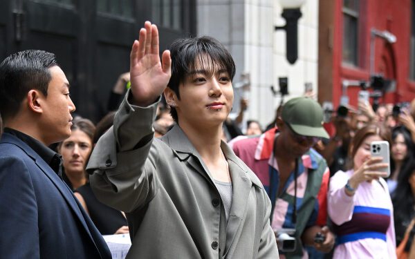 Чонгук из BTS подражает Нэту Кинг Коулу в кавере на «Рождественскую песню», который получился невероятно мягким.