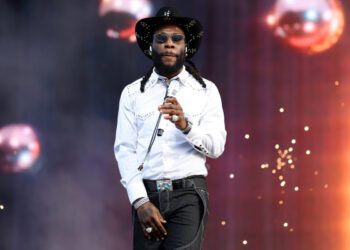 Компания Burna Boy оплатит расходы на похороны детей, погибших в результате массовой стрельбы на вечеринке по случаю дня рождения в Стоктоне