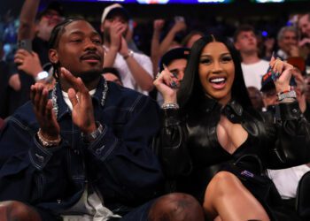 Карди Би просит фанатов прекратить критиковать ее за отношения со Стефоном Диггсом и за то, что у нее ребенок: «Я не могу вернуться в прошлое».