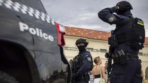 Власти Филиппин изучают записи с камер видеонаблюдения, на которых запечатлены предполагаемые стрелки в Бонди.