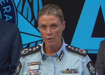 Власти Филиппин изучают записи с камер видеонаблюдения, на которых запечатлены предполагаемые стрелки в Бонди. Власти Филиппин изучают записи с камер видеонаблюдения, на которых запечатлены предполагаемые стрелки в Бонди.