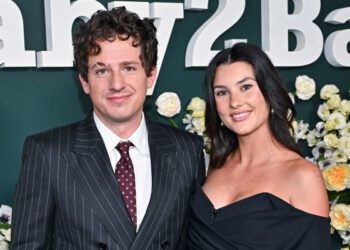 Чарли Пут раскритиковал Илона Маска после оглушительного запуска SpaceX в 3 часа ночи, который напугал его беременную жену. Чарли Пут раскритиковал Илона Маска после оглушительного запуска SpaceX в 3 часа ночи, который напугал его беременную жену.