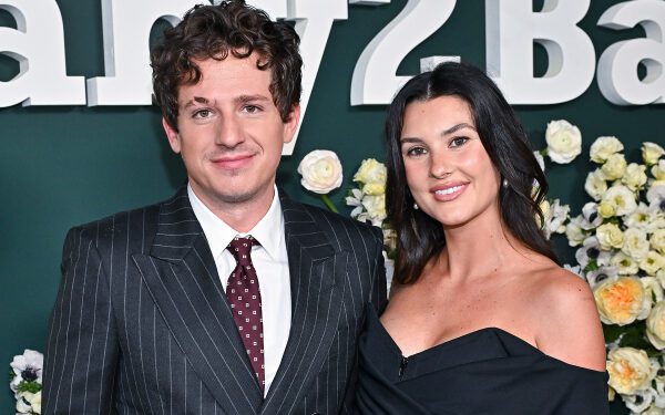 Чарли Пут раскритиковал Илона Маска после оглушительного запуска SpaceX в 3 часа ночи, который напугал его беременную жену. Чарли Пут раскритиковал Илона Маска после оглушительного запуска SpaceX в 3 часа ночи, который напугал его беременную жену.