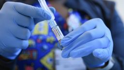 Согласно отчету CDC, вакцинация против COVID-19 существенно снизила риски для детей в прошлом сезоне.