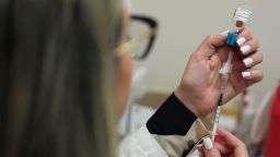 Согласно отчету CDC, вакцинация против COVID-19 существенно снизила риски для детей в прошлом сезоне. Согласно отчету CDC, вакцинация против COVID-19 существенно снизила риски для детей в прошлом сезоне.