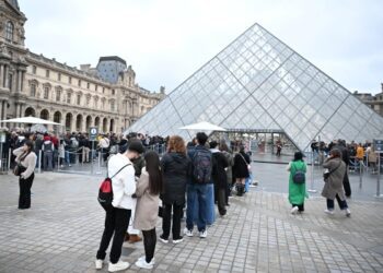 Хрустальное яйцо Фаберже, изготовленное для российской королевской семьи, побило рекорд и было продано за 30,2 миллиона долларов