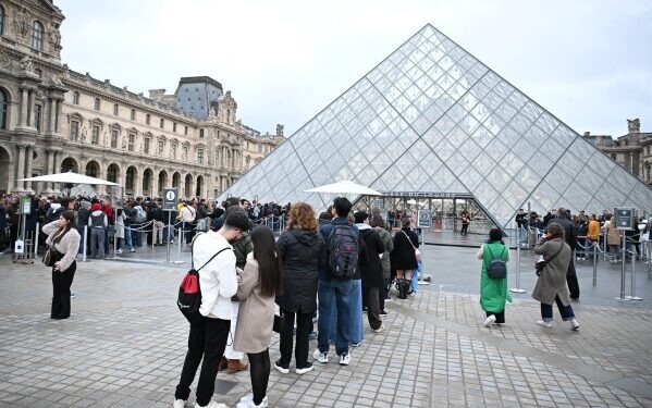 Хрустальное яйцо Фаберже, изготовленное для российской королевской семьи, побило рекорд и было продано за 30,2 миллиона долларов