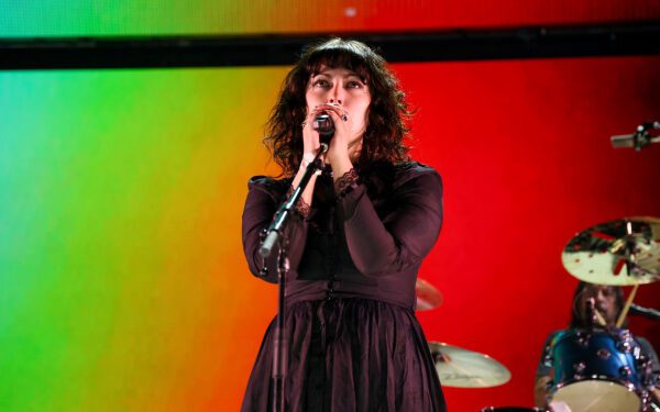 Дочь Дэйва Грола Вайолет выпустила дебютные сольные треки «THUM» и «Applefish»: «Они наконец-то ваши» Дочь Дэйва Грола Вайолет выпустила дебютные сольные треки «THUM» и «Applefish»: «Они наконец-то ваши»