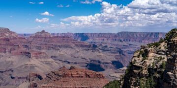 Дискуссия о серфинге в немецком парке накалилась после того, как городские власти демонтировали устройство для создания волн.