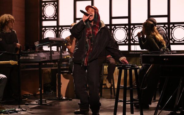 Дижон дебютирует в «SNL» с огромной группой, в которую входит Джастин Вернон из Bon Iver: смотрите Дижон дебютирует в «SNL» с огромной группой, в которую входит Джастин Вернон из Bon Iver: смотрите