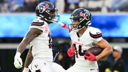 Дрю Брисс и Ларри Фицджеральд возглавляют список финалистов Зала славы профессионального футбола современной эпохи. Дрю Брисс и Ларри Фицджеральд возглавляют список финалистов Зала славы профессионального футбола современной эпохи.