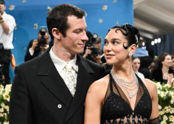 Дуа Липа поделилась трогательными моментами уютного Рождества со своим женихом Каллумом Тернером: «Всё дело в любви». Дуа Липа поделилась трогательными моментами уютного Рождества со своим женихом Каллумом Тернером: «Всё дело в любви».