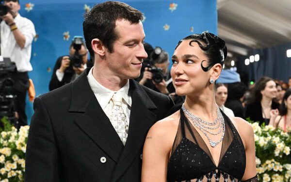 Дуа Липа поделилась трогательными моментами уютного Рождества со своим женихом Каллумом Тернером: «Всё дело в любви».