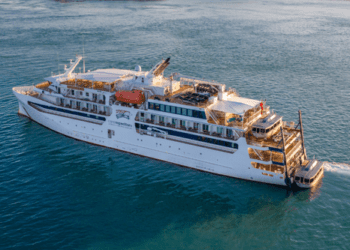 Австралийский круизный лайнер, оказавшийся в затруднительном положении, задержан после того, как сел на мель у берегов Папуа-Новой Гвинеи.