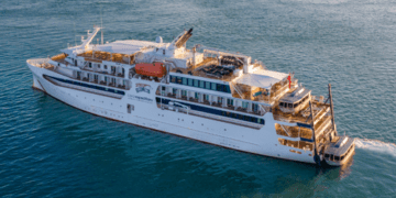 Австралийский круизный лайнер, оказавшийся в затруднительном положении, задержан после того, как сел на мель у берегов Папуа-Новой Гвинеи.