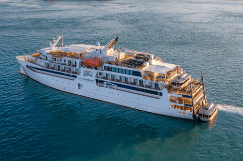 Австралийский круизный лайнер, оказавшийся в затруднительном положении, задержан после того, как сел на мель у берегов Папуа-Новой Гвинеи. Австралийский круизный лайнер, оказавшийся в затруднительном положении, задержан после того, как сел на мель у берегов Папуа-Новой Гвинеи.