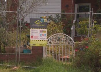 Дом мечты семьи превратился в кошмар после появления плесени.