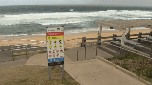 Отцу предъявлено обвинение после того, как он якобы продемонстрировал нацистские татуировки на пляже в Ньюкасле.